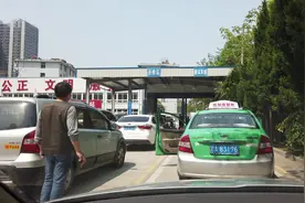 汽车六年内免检规定，第六年要不要上线检测？一起来看如何年检。视频封面