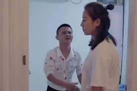 搞笑视频：带塑料袋女友吃饭，她只拍菜不拍我，发图还打马赛克！视频封面