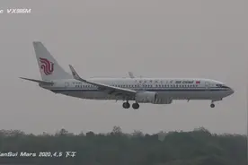 在长沙黄花机场跑道南端观测飞机