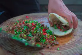 50块钱买二斤猪肉做成肉夹馍，大肉块子肥而不腻，咬一口满嘴留香视频封面