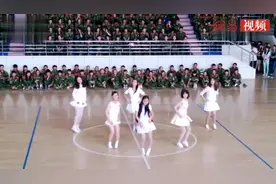 女学生军训表演“空翻”，瞬间征服全校！教官眼睛都看直了视频封面