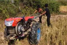 农村，大叔家的两个儿子，在田里用耕地机耕地视频封面