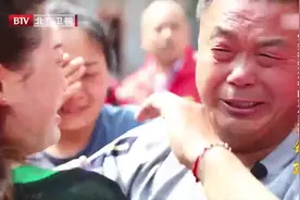 时隔38年再见亲人，见到老母亲他当场跪下，一家人失声痛哭