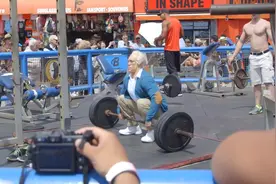 最强老大爷？头发花白老大爷街头健身秒杀肌肉男