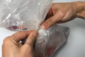 超市封口钉别再用手抠！轻轻一碰就能开，袋子完好无损，方法真棒