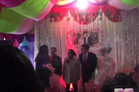 儿子结婚了！大黑夫妇开心合不拢嘴，典礼上儿子说啥，幽默又搞笑视频封面