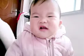 10个月宝宝做哭脸，做怪表情，又哭又笑，宝妈笑她羞羞脸视频封面