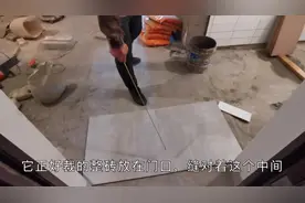 地砖中缝对大门，瓦工怕业主让返工不敢贴，装修小伙说这样贴好看