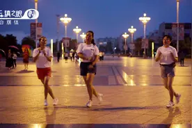 云南曲靖：3位美女在五馆一中心不畏暴雨降临，热舞劲爆全场视频封面