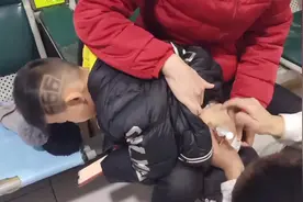 孩子生病了，胖哥陪儿子去打针。孩子可爱的给大家问好！视频封面
