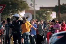 最好看的乐队【OKGO MV】-荧光棒游行 -Back From Kathmandu