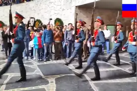 俄罗斯仪仗队换岗仪式,五个士兵正步踢出了一个连的气势!视频封面