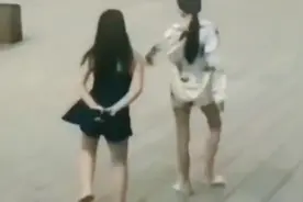 这女孩走路姿势太拽了，真想跑过起给他一脚！