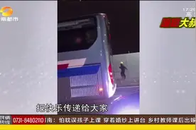 头戴安全帽，回家路上蹦蹦跳跳，这位建筑工人大叔一夜间火了视频封面