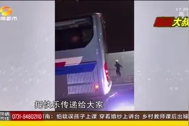 头戴安全帽，回家路上蹦蹦跳跳，这位建筑工人大叔一夜间火了视频封面