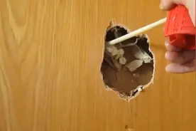 熊孩子把门碰了个大洞，看看如何修复木门上的破洞