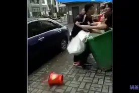 震惊！！男子结婚当天竟把新娘扔进垃圾桶。哈哈笑疯了视频封面