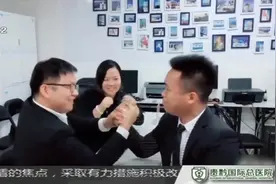 掰腕有风险较量需谨慎，留学生扳手腕用力过猛，手臂骨折