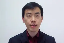 故事：小孩看见两条青蛇紧紧缠在一起，连忙找腰带挂树上视频封面