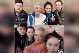赵本山全家福曝光 54岁马丽娟面色红润状态好 一家四口温馨幸福视频封面
