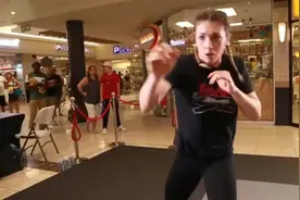 金发美女放弃模特踏进MMA铁笼厮杀，表面文静内心如野兽般强大视频封面
