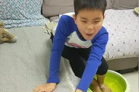 儿子又养成什么坏习惯？妈妈坚决制止，大声呵斥儿子立马停止。视频封面