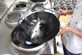 厨师长教你：“红烧鲤鱼”的家常做法（不辣），又学会了一道年菜