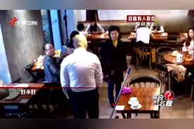 你会怎么做：实拍！年迈服务员将顾客剩菜打包遭店长无情责骂视频封面