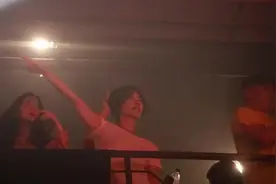 王菲蹦迪，像极了高强度腹肌训练，实在太可爱了（现场高清版）视频封面