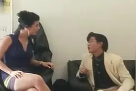 达叔也太惨了，假扮成椅子被美女直接坐下，达叔快被压扁了视频封面