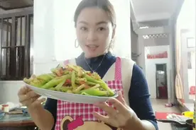 四胎宝妈为家人做一道墨鱼炒西芹，出锅都被一扫而光视频封面