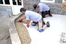 小石子加上胶水来铺地面，师傅真敬业跪着干活视频封面