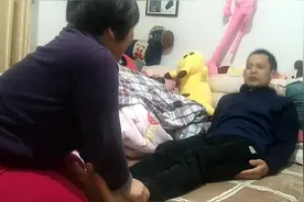 防疫时期，农村夫妻轮流做起身仰卧，全程搞笑。视频封面