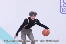 蔡徐坤打篮球火到国外，老外争相模仿：你们喜欢这样的？视频封面
