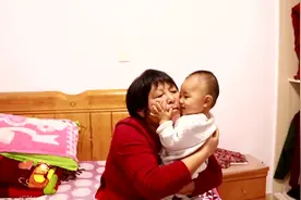 爸爸教会小孔宝亲亲了，赶紧亲亲爷爷奶奶，抱着奶奶脸亲不够啊