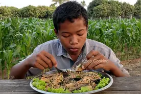 柬埔寨小伙和大家分享一道美味的猪肉沫炒大鱼肉。什么味道呢？