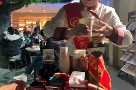 小丁使用海底捞黑海会员，让大家看下究竟有什么福利待遇和特权视频封面