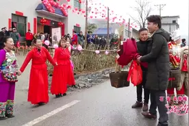 湖南小伙接亲，新娘家拦门酒太多了，实在喝不下，兄弟们硬闯了视频封面