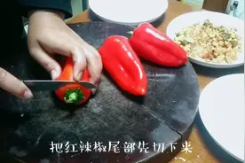 辣椒里装入鸡蛋和肉泥，放锅里炖二十分钟，肉嫩汁浓，看着流口水