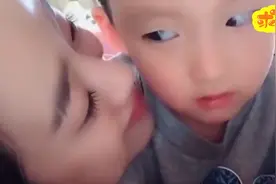 相差15岁的弟弟，突然被姐姐亲了一口，弟弟的表情绝了视频封面