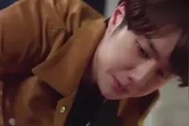 剧作：女孩睡觉做噩梦，帅哥一脸心疼，紧紧握住女孩的手视频封面