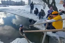 俄罗斯女子冰水下憋气4分17秒，破吉尼斯世界纪录图片