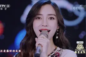 杨颖与萌娃互动，期待天下所有的孩子们都有《最好的未来》。视频封面