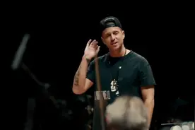 共和时代联手交响乐团现场演唱大热单曲，主唱这次还当了一回指挥视频封面