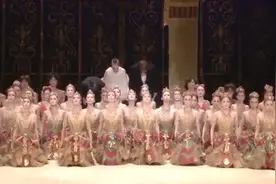 太魔幻了，日本人在合唱义勇军进行曲为武汉加油！视频封面