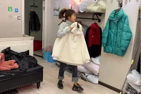 女店主挑选了两款不同面料的卫衣试穿，她会如何选择呢？视频封面