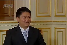 刘强东晒儿子照片：自认为对儿子很愧疚，一个月才见儿子一面视频封面