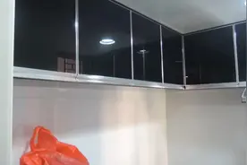 90后小伙不听家人劝阻，客厅装修打隔断隔出卧室，网友：改的好！