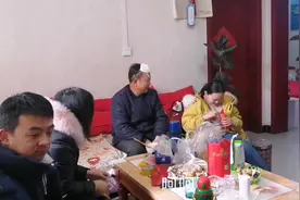 大年初二，孙女给山西爷爷磕头要红包，孙女:才1张山东奶奶给300视频封面