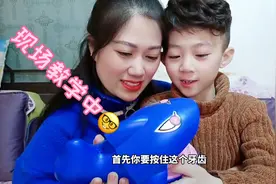妈妈工作辛苦压力大，萌宝变身小暖男排忧解难，孩子大了真懂事视频封面